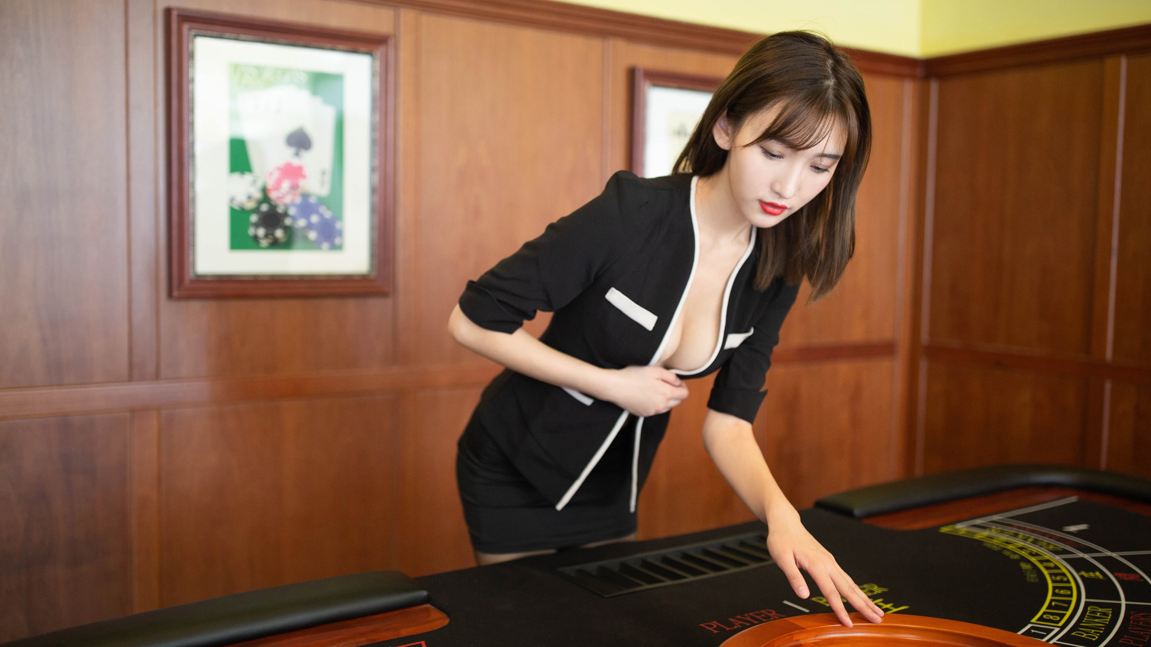 同一片绿茵,平行荣耀,本泽马一剑封喉与伊朗钢铁之师的隔空交响